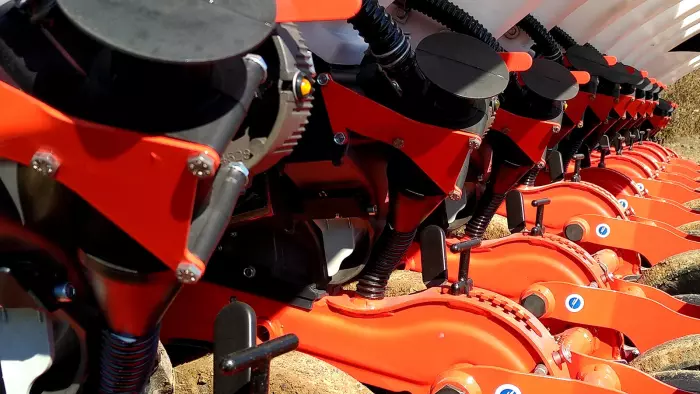 Los 120 kg de presión sobre el suelo aseguran que el elemento de siembra KOSMA permanezca a la profundidad adecuada.