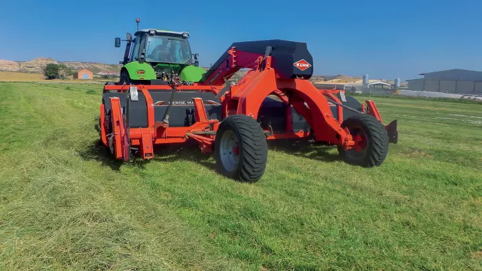 Hilerador de cinta MERGE MAXX 760 trabajando en una pradera