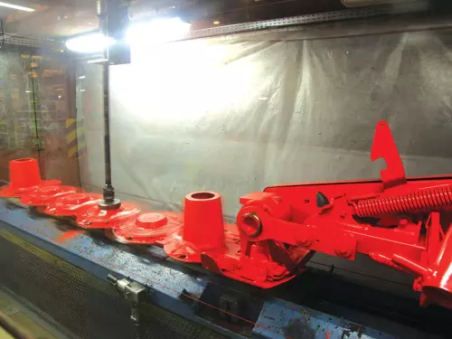 El control continuo de piezas y máquinas garantiza la calidad de los productos KUHN