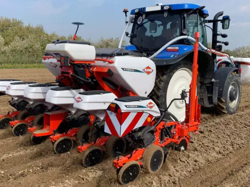 Las sembradoras de precisión KOSMA, ligeras y compactas, pueden acoplarse a pequeños tractores