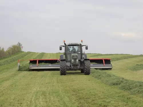 Hilerador de cinta MERGE MAXX 1090 trabajando en una pradera