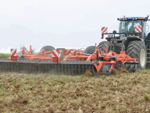 Trabajo con un PERFORMER 5000 equipado con un rodillo V-Liner