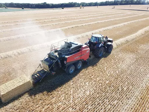 Empacado con la LSB 1290 iD en un campo de paja