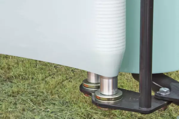 La forma cónica de los dos extremos de los rodillos de aluminio permiten conservar la anchura óptima del plástico y reducir el riesgo de desgarro de este.