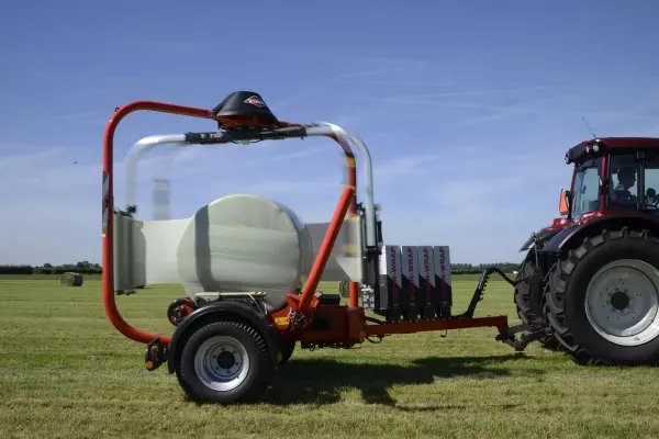 La envolvedora está equipada con un satélite doble de alta velocidad con función de impulso para aumentar la velocidad hasta 40 rpm a una velocidad de conducción de 5km/h.