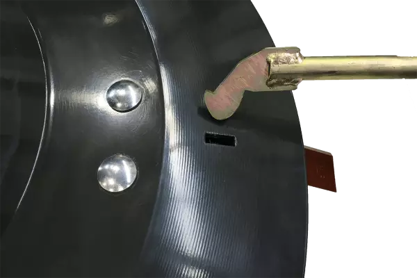 Con una herramienta en forma de gancho, se pueden sustituir de forma fácil y segura las cuchillas.