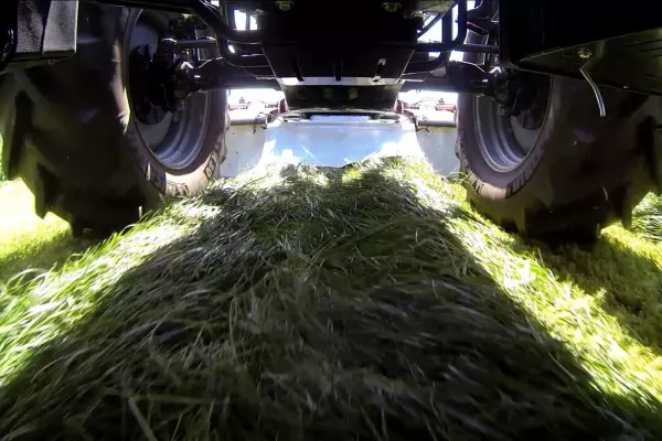 Las placas de cuchillas de diámetro desigual crean una formación de hileras limpia.