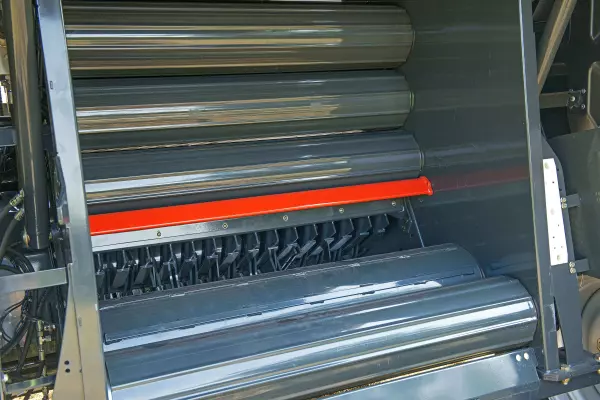 18 rodillos con perfil de POWERTRACK para una rotación fiable de las pacas.