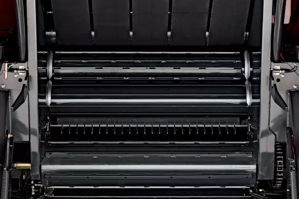 La cámara de empacado de la serie VBP 3200 cuenta con 3 rodillos y 5 correas, garantizando una formación de pacas rápida y uniforme.