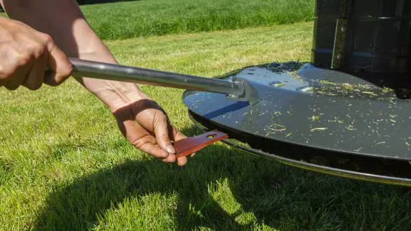 Las cubiertas de protección plegables delanteras y laterales pueden levantarse, lo cual facilita las tareas de inspección diaria y de cambio de las cuchillas.