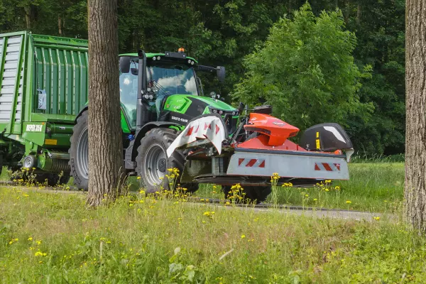 El moderno diseño de la segadora presenta señales de advertencia estándar integradas y luces de carretera para máxima visibilidad y seguridad en la carretera.