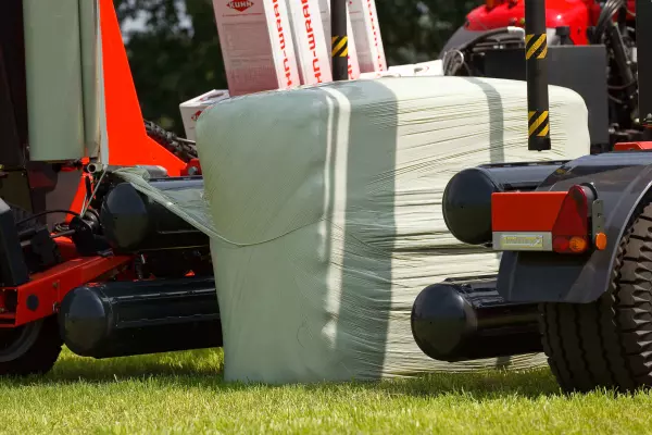 Si es necesario, también puede descargarse la paca por el lado más corto para facilitar el transporte