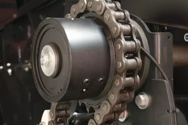 Todos los componentes principales del sistema de alimentación de las empacadoras de pacas cuadradas grandes de KUHN cuentan con un embrague de tipo leva.