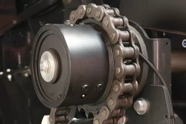 Todos los componentes principales del sistema de alimentación de las empacadoras de pacas cuadradas grandes de KUHN cuentan con un embrague de tipo leva.