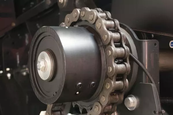 Todos los componentes principales del sistema de alimentación de las empacadoras de pacas cuadradas grandes de KUHN cuentan con un embrague de tipo leva.