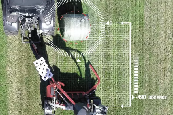 La función AUTOLOAD utiliza un láser para detectar la paca redonda que se aproxima.