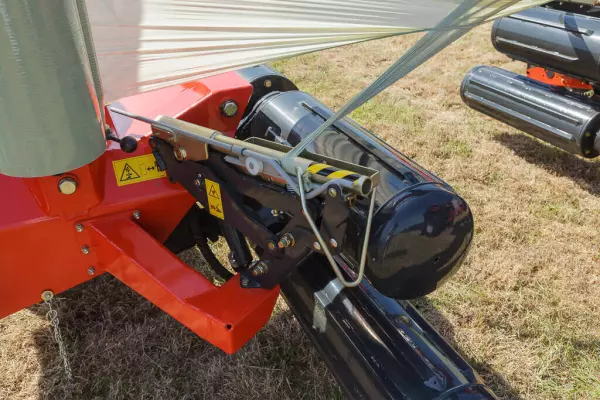 Las reconocidas cuchillas tipo «tijera» sostienen y cortan el plástico.