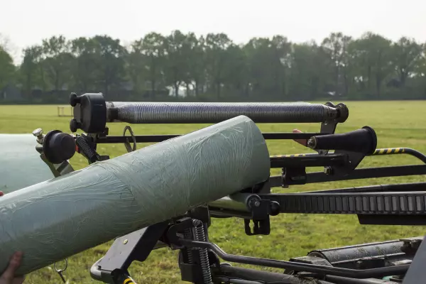 Los pretensores giratorios hacen que sea fácil cargar los rollos de plástico a una altura cómoda.