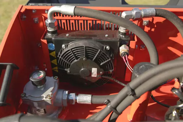 Las segadoras desbrozadoras AGRI-LONGER GII con seguridad mecánica están equipadas de serie con un radiador aerorrefrigerante de 5 kW para un trabajo continuo y sin daños