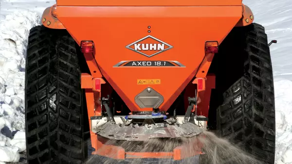 Deflectores de acero inoxidable para esparcir de manera controlada en lindes y respetar el medio ambiente en el distribuidor de sal y arena AXEO