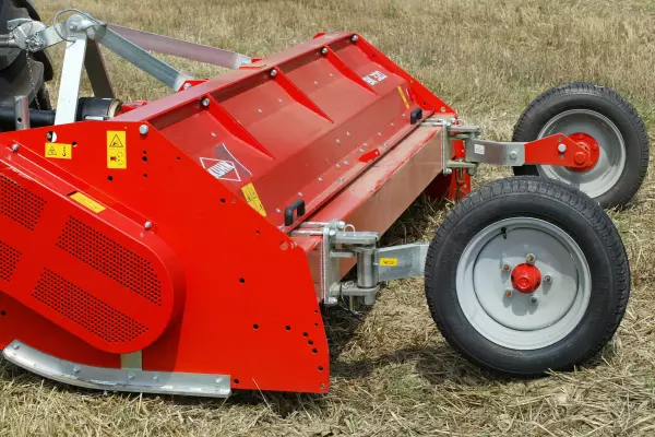 Unas ruedas semigiratorias para la trituradora BK 320 permiten asegurar el control de la altura.