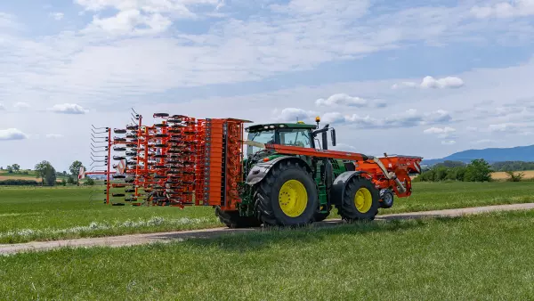 Combinado de siembra durante el transporte, formado por la grada rotativa HR 6040 RCS y la barra de siembra BTFR 6030