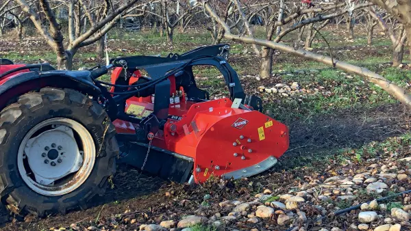 La trituradora BVR serie 1000 acoplada en posición frontal trabajando en una plantación frutal en España.