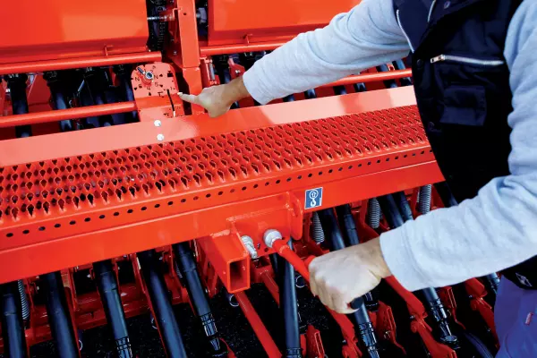 La distribución precisa de las semillas con la sembradora mecánica integrada COMBILINER INTEGRA