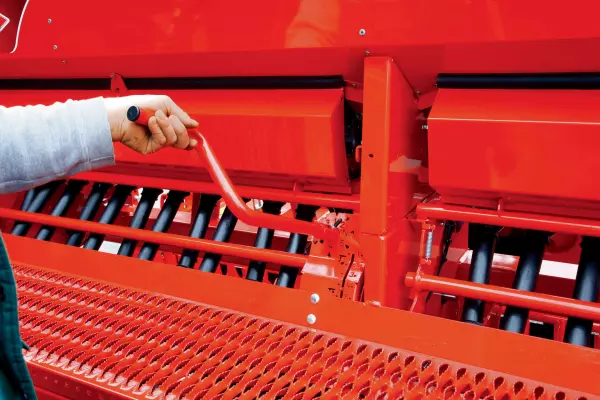 Ajuste rápido de la velocidad de distribución en la sembradora mecánica integrada COMBILINER INTEGRA.