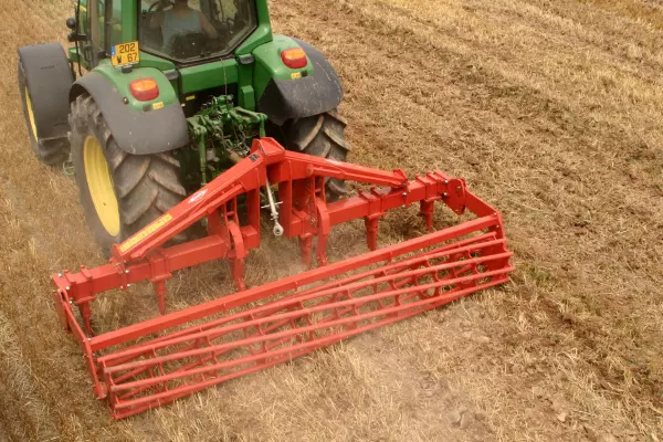 Vista trasera del enganche de un descompactador en un tractor