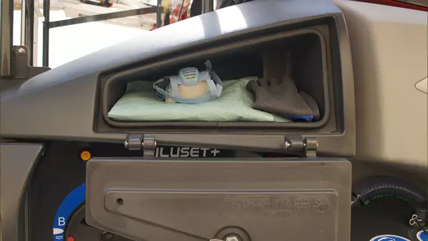 Compartimento para el equipo de protección en el lado izquierdo de la máquina