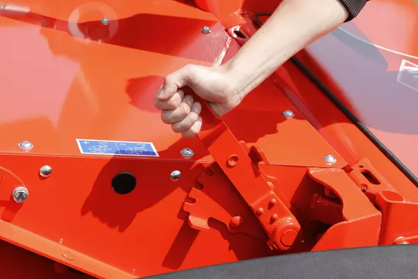 El grupo de siega se eleva en cabeceras mediante un cilindro integrado.