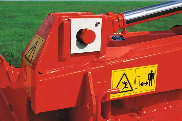 Posición rígida o flotante de la grada rotativa gracias a su chasis central articulado. 