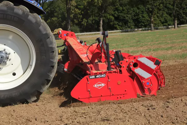 Los deflectores laterales tienen una forma alargada que asegura un acabado perfecto entre dos pasadas