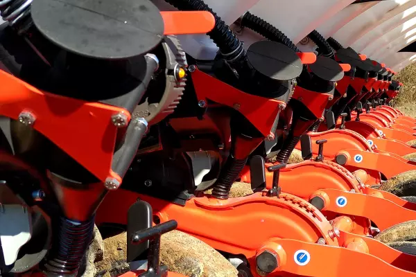 Los 120 kg de presión sobre el suelo aseguran que el elemento de siembra KOSMA permanezca a la profundidad adecuada.