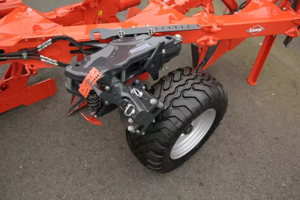 La rueda lateral del arado MASTER L se integra lo más cerca posible del bastidor para evitar sobresalir en exceso.