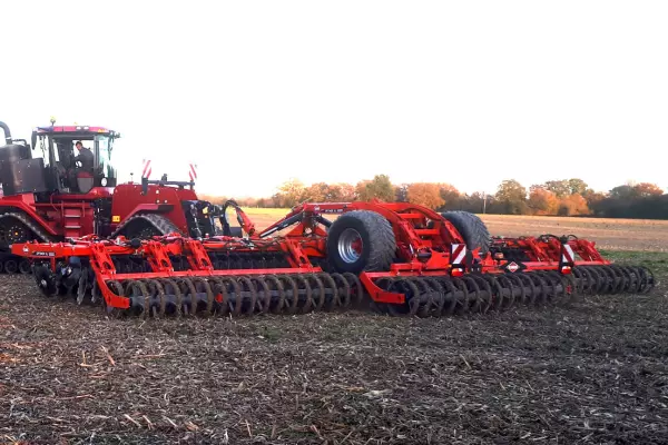 Los rastrojadores de discos independientes de 9 y 12 metros ofrecen la posibilidad de girar sobre los rodillos