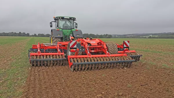 El rodillo HD-Liner 600 ofrece una compactación de calidad incluso en condiciones húmedas<br />Foto del rodillo HD Liner 600 adaptado a la grada OPTIMER XL