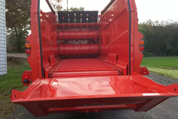 Los 2 desmenuzadores para todo tipo de forraje de la empajadora PRIMOR 15070 M de KUHN se adaptan a cualquier tipo de forraje