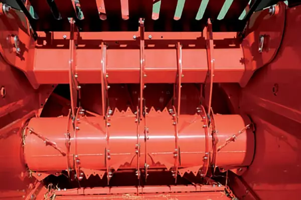 Adaptación de la posición de los peines reguladores en la empajadora distribuidora PRIMOR 3570 M