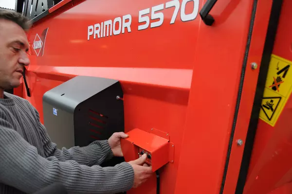 Doble mando para compuerta y cinta situado en la parte trasera izquierda de la empajadora distribuidora PRIMOR 5570 M de KUHN