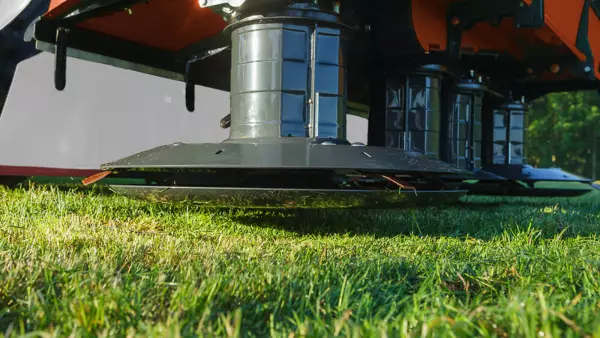 Las cubiertas de protección plegables delanteras y laterales pueden levantarse, lo cual facilita las tareas de inspección diaria y de cambio de las cuchillas.