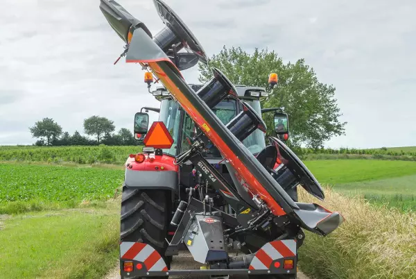 Para un transporte estable, la máquina puede plegarse a 128º en posición de transporte, de manera que el peso de la máquina se distribuya de manera más uniforme entre las ruedas traseras.