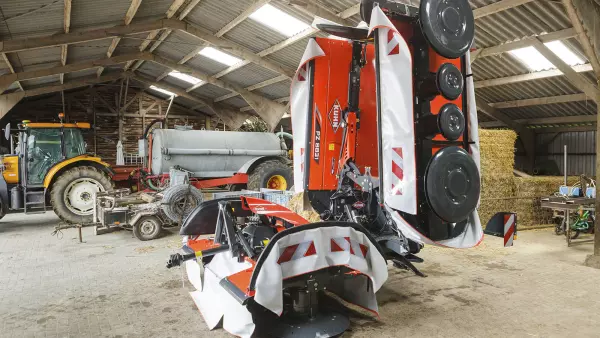 La segadora PZ 8831 puede desacoplarse y almacenarse en posición plegada.