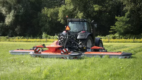 Con unos pequeños ajustes y un kit especial, se puede usar la segadora triple para conducción en sentido inverso.