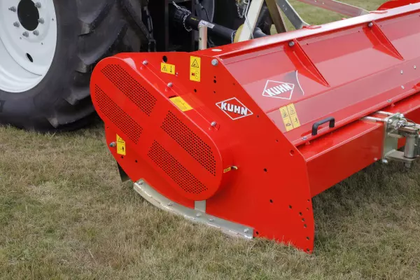 La cubierta trasera de la trituradora RM 320 se abre manualmente para acceder mejor al rotor y facilitar el cambio de herramientas.