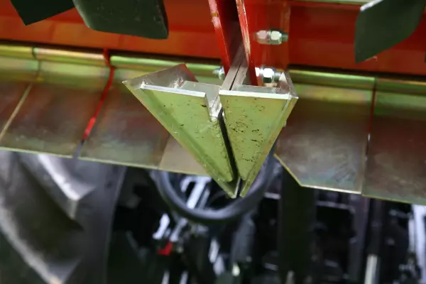 Reja divisora en la trituradora RM 610 R para una aspiración óptima de la biomasa vegetal.