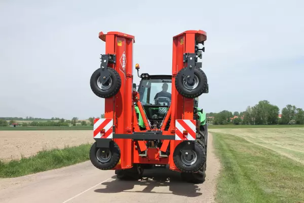 La trituradora RM 610 R durante el transporte con total seguridad con sistema de plegado hidráulico