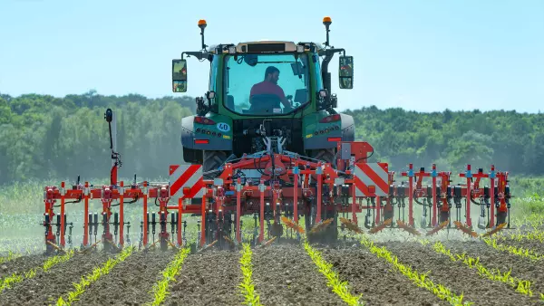 Foto del cultivador binador ROWLINER con los elementos modulares elevados por Section Control