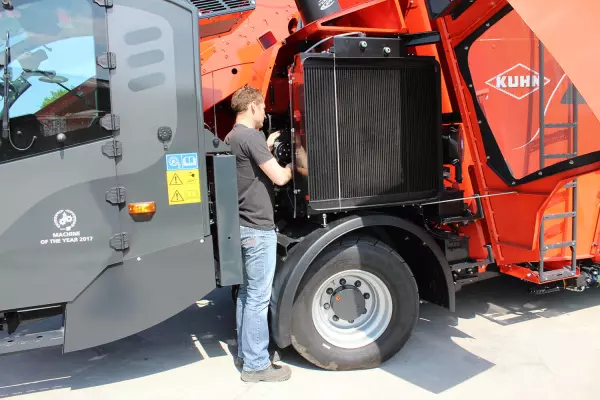 Desensilado poco costoso en los mezcladores autopropulsados SPV Access - Power - Intense de KUHN